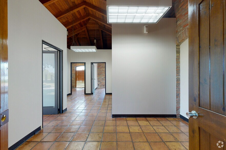 More Photos Of 2323 N Walton Walker Blvd, Dallas Office For Sale