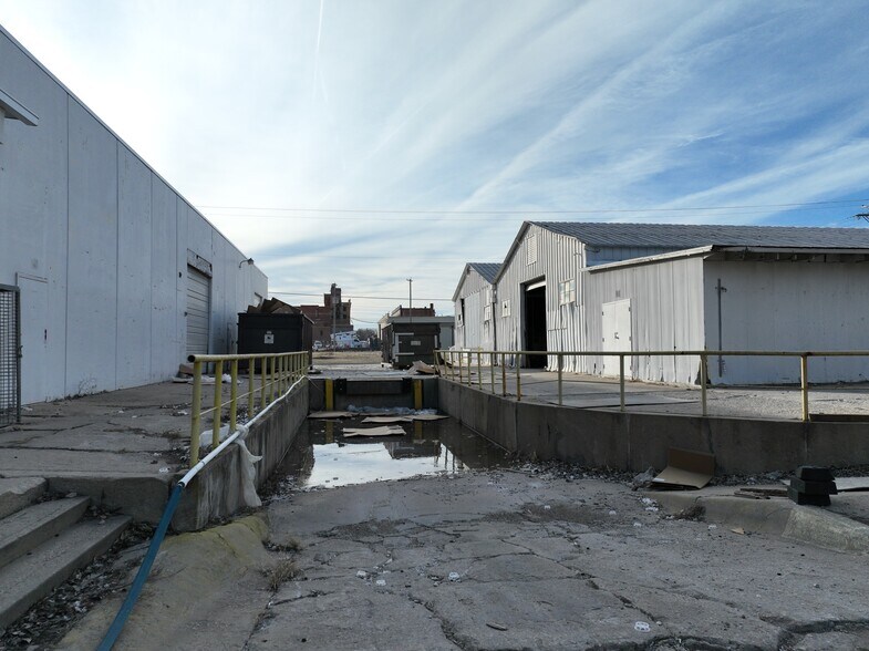 More Photos Of 126 S Griffith St, El Dorado Warehouse For Sale