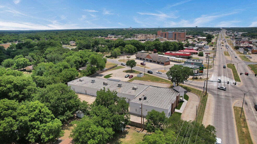 More Photos Of 1702-1708 N Commerce St, Ardmore General Retail For Lease