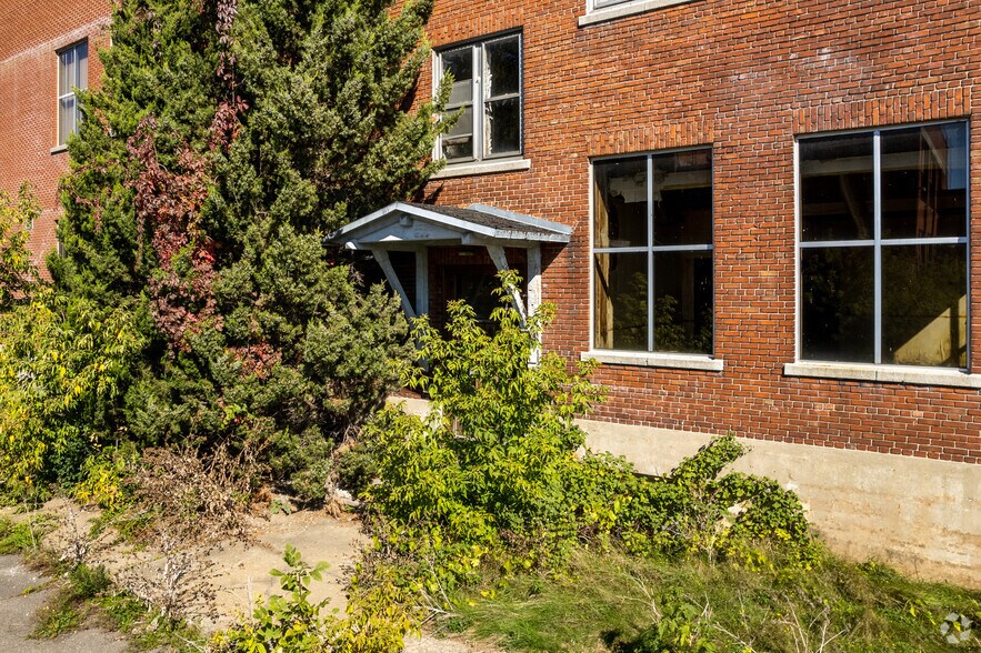 More Photos Of 555 Rue Notre-Dame, Lachine Manufacturing For Lease