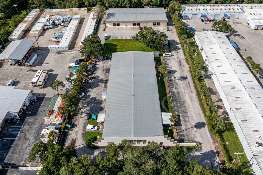 More Photos Of 1621 W University Pky, Sarasota Warehouse For Lease