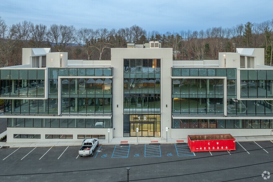 More Photos Of 10 Executive Blvd, Suffern Medical For Lease