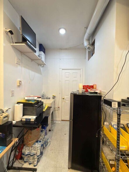 More Photos Of 250 E Cleveland Ave, Norwood Light Distribution For Sale