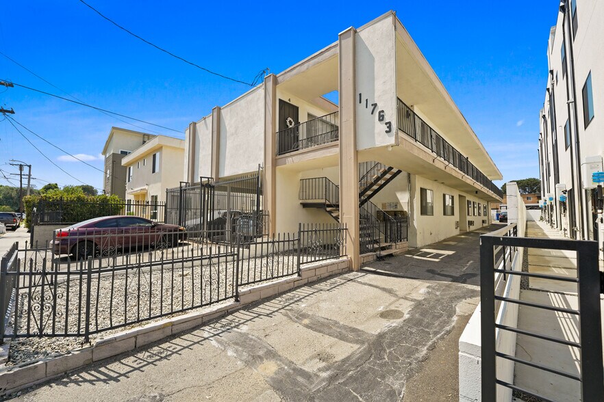 More Photos Of 11763 Hamlin St, North Hollywood Multifamily For Sale
