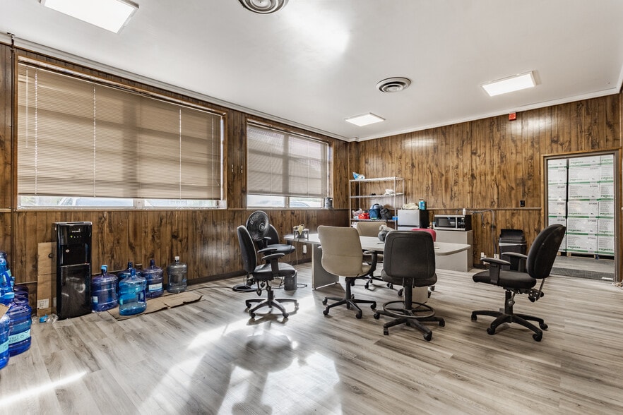 More Photos Of 1825 W 18th St, Anderson Warehouse For Sale