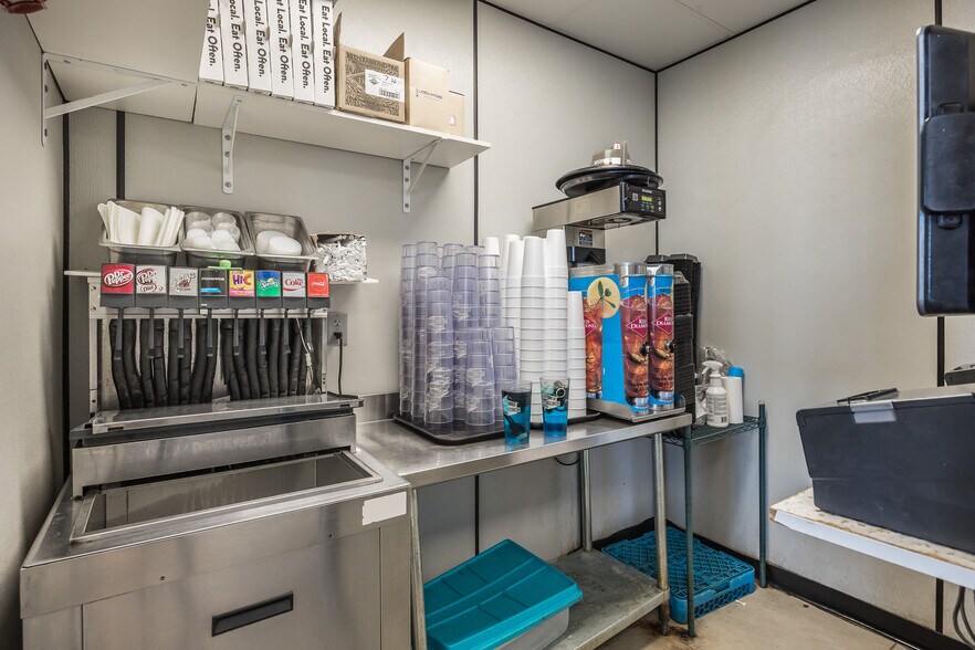 More Photos Of 7609 Hillside Rd, Amarillo Freestanding For Lease