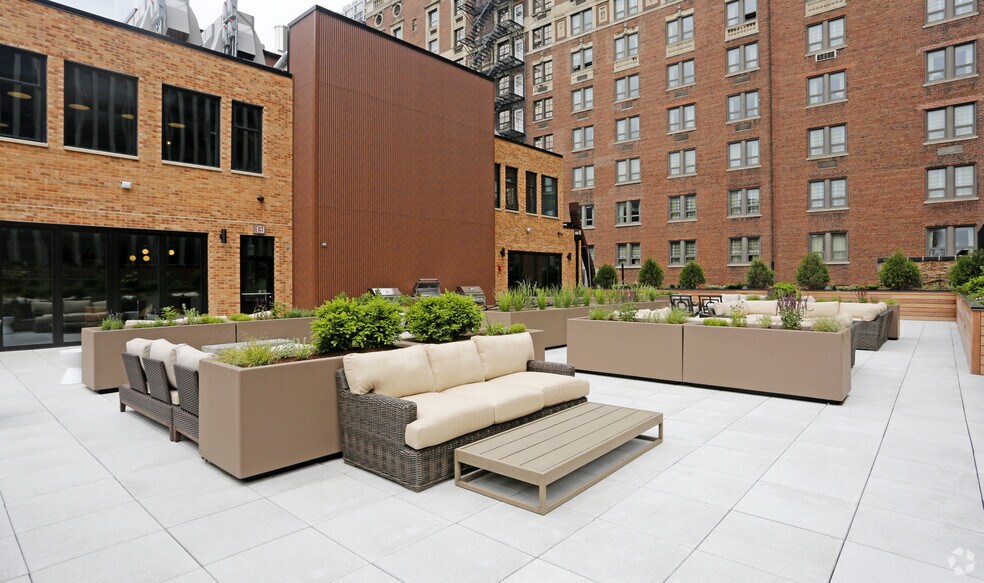 More Photos Of 30 E Adams St, Chicago Apartments For Lease