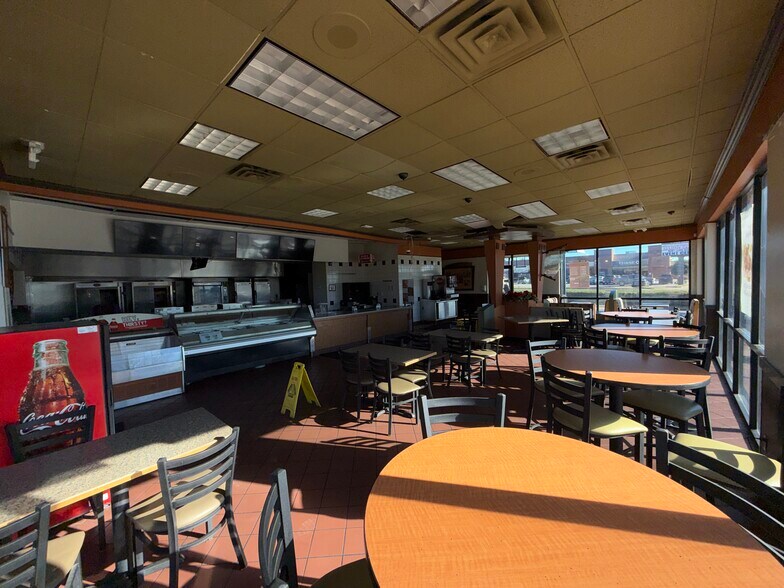 More Photos Of 735 E Pleasant Run Rd, DeSoto Fast Food For Sale