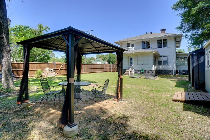 More Photos Of 1116 Lamar Ave, Paris Office For Sale