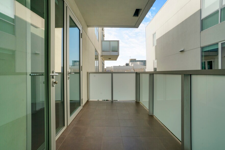 More Photos Of 525 Santa Monica Blvd, Santa Monica Apartments For Sale