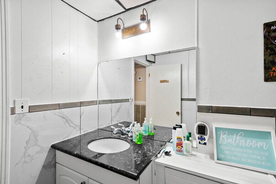 More Photos Of 1959 Fort Campbell Blvd, Clarksville Freestanding For Sale