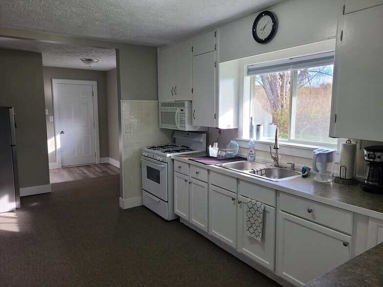 More Photos Of 992 Witham Rd, Muskegon Medical For Lease