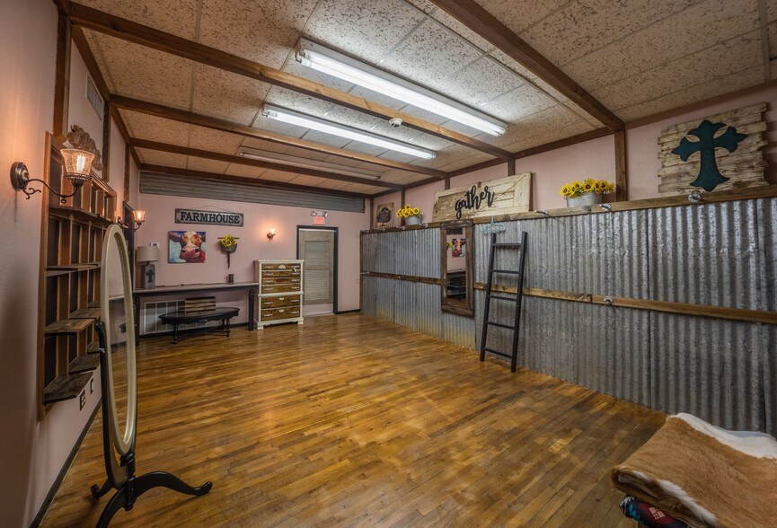 More Photos Of 75 N Waco St, Hillsboro General Retail For Lease