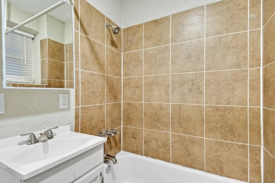 More Photos Of 1114 E Armour Blvd, Kansas City Apartments For Sale