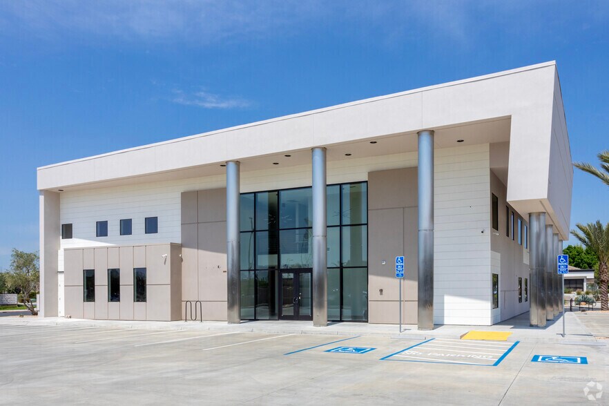 More Photos Of 7590 N Colonial Ave, Fresno Medical For Lease