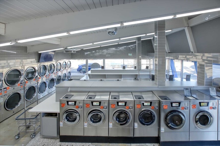 More Photos Of 10504 Victory Blvd, North Hollywood Freestanding For Sale