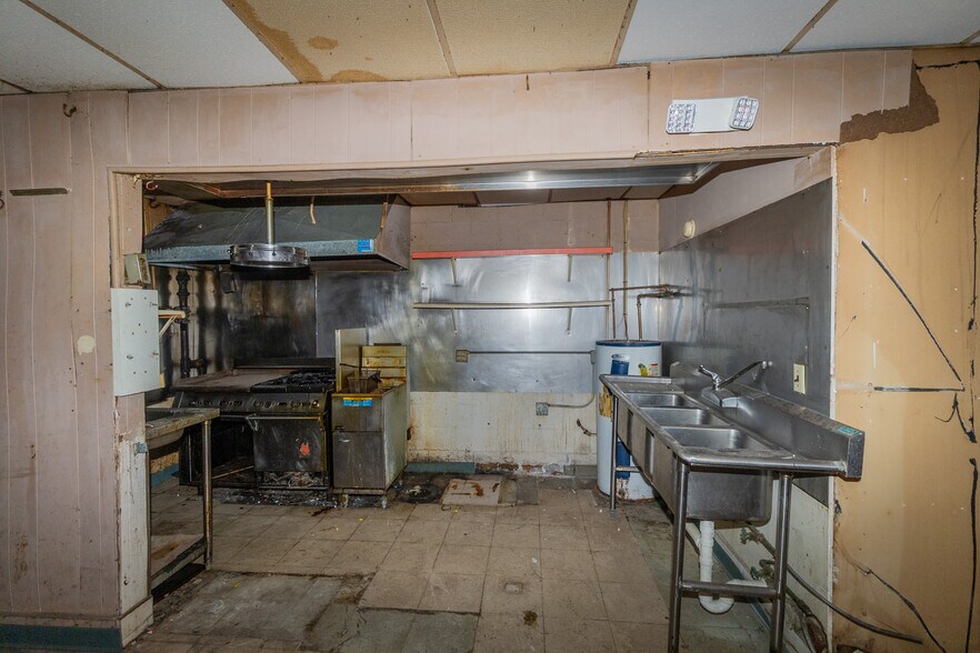 More Photos Of 1015 S Meridian Ave, Wichita Auto Repair For Sale