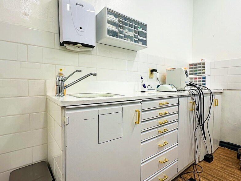 More Photos Of 8237 Fredericksburg Rd, San Antonio Medical For Sale