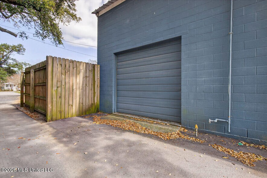 More Photos Of 2005 Government St, Ocean Springs Flex For Lease