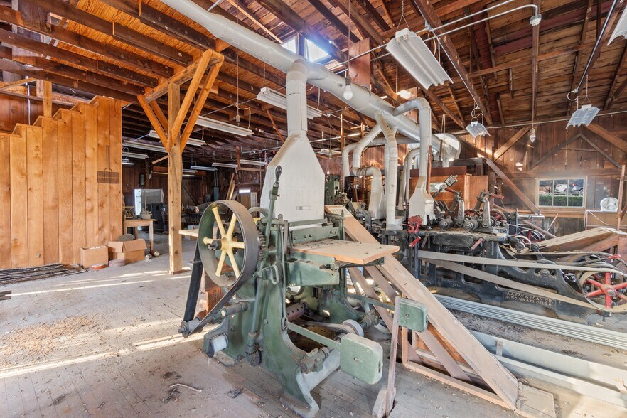 More Photos Of 75 Center St, Eureka Springs General Retail For Sale