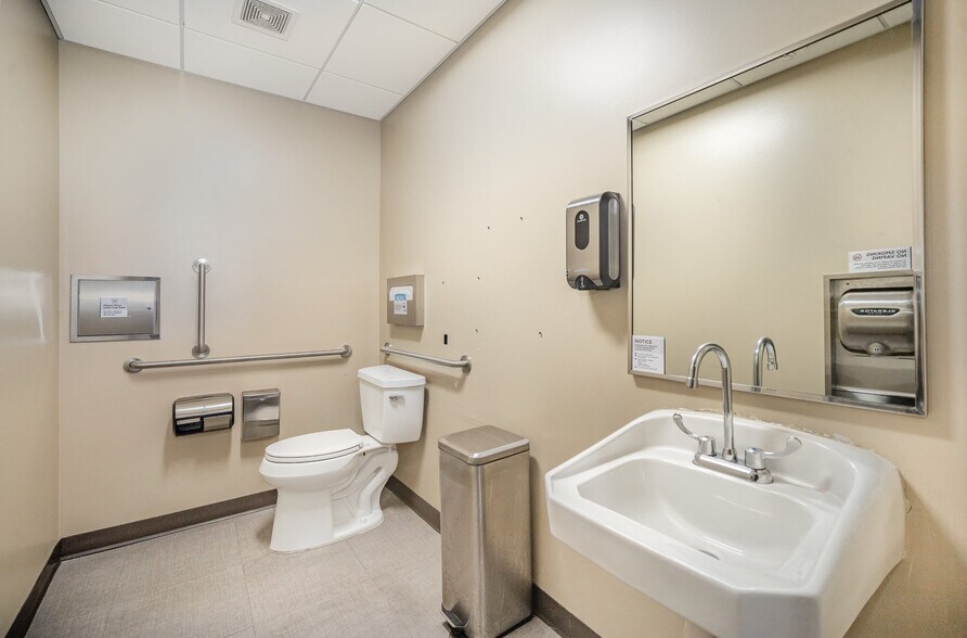 More Photos Of 2800-2826 W Sugar Creek Rd, Charlotte General Retail For Lease