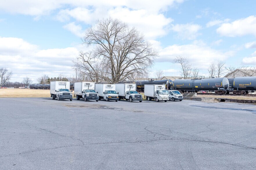 More Photos Of 196 Carlton Dr, Inwood Industrial For Sale