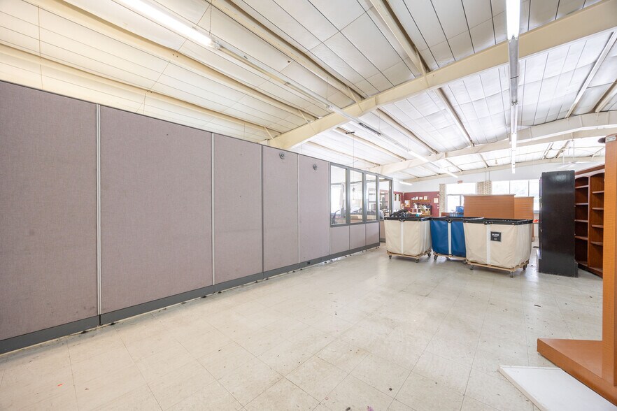 More Photos Of 1330 SW Main Blvd, Lake City Freestanding For Sale