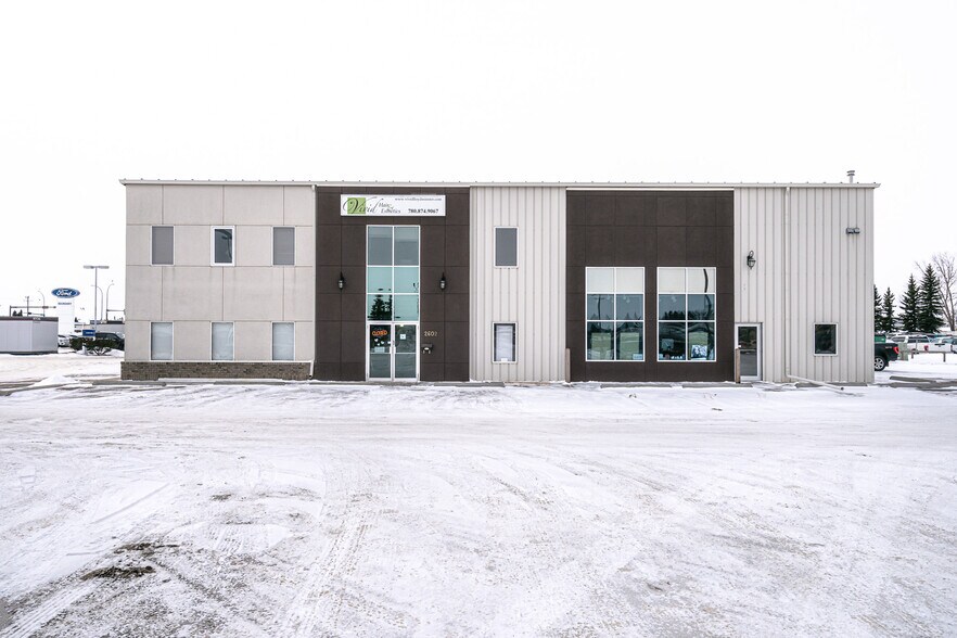 More Photos Of 2602 50 Av, Lloydminster Showroom For Sale