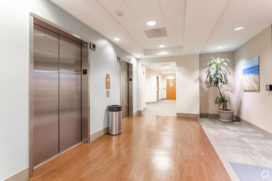 More Photos Of 16909 Lakeside Hills Ct, Omaha Medical For Lease