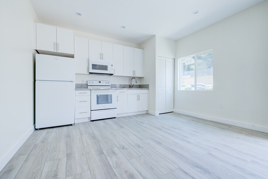 More Photos Of 2947 West Blvd, Los Angeles Apartments For Sale