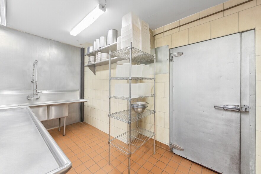 More Photos Of 128 Metropolitan Ave, Brooklyn Restaurant For Lease