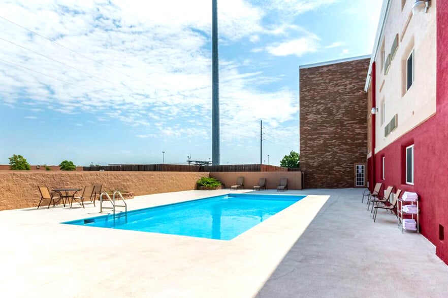 More Photos Of 658 S Westdale Dr, Wichita Hotel For Sale