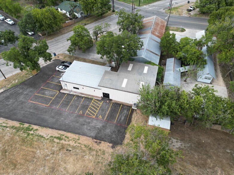 More Photos Of 136 W Nacogdoches St, New Braunfels Service For Sale