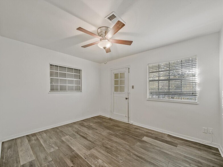 More Photos Of 2326 Hartford Rd, Austin Apartments For Sale