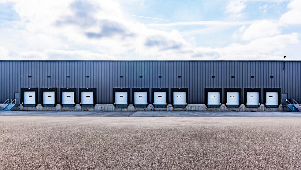 More Photos Of 5401 Baumhart Rd, Lorain Unknown For Lease