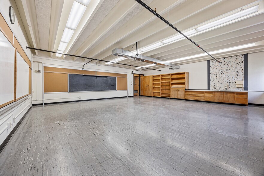 More Photos Of 1110 S 14th St, Moorhead Specialty For Sale