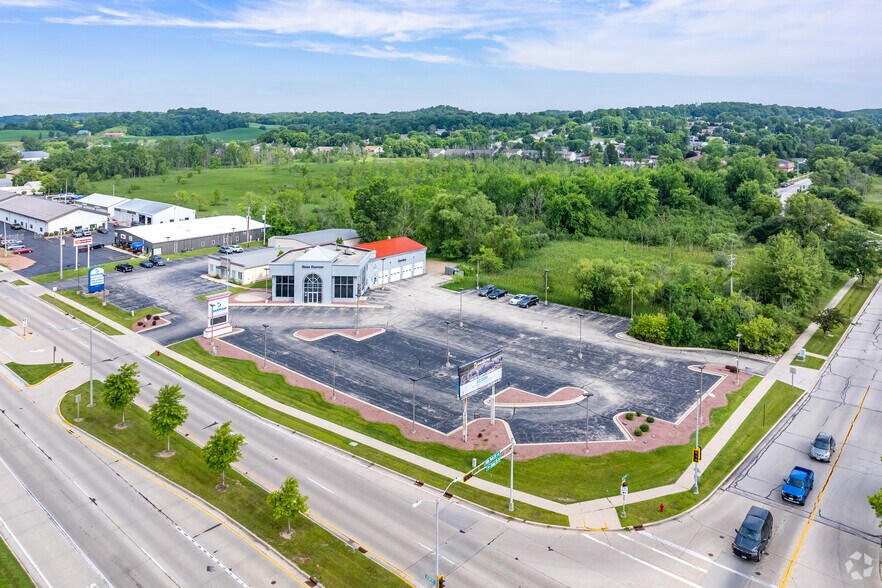 More Photos Of 3210 W Washington St, West Bend Auto Dealership For Lease