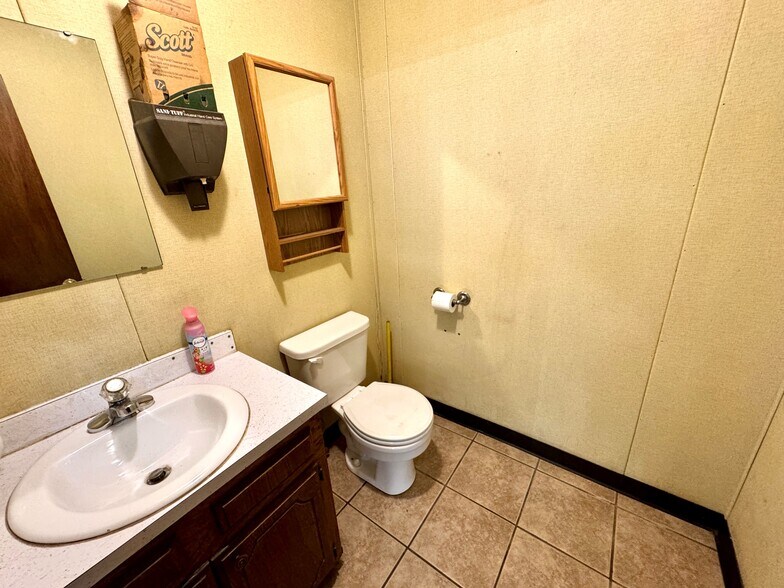 More Photos Of 420 W Dakota Ave, Chickasha Office For Sale