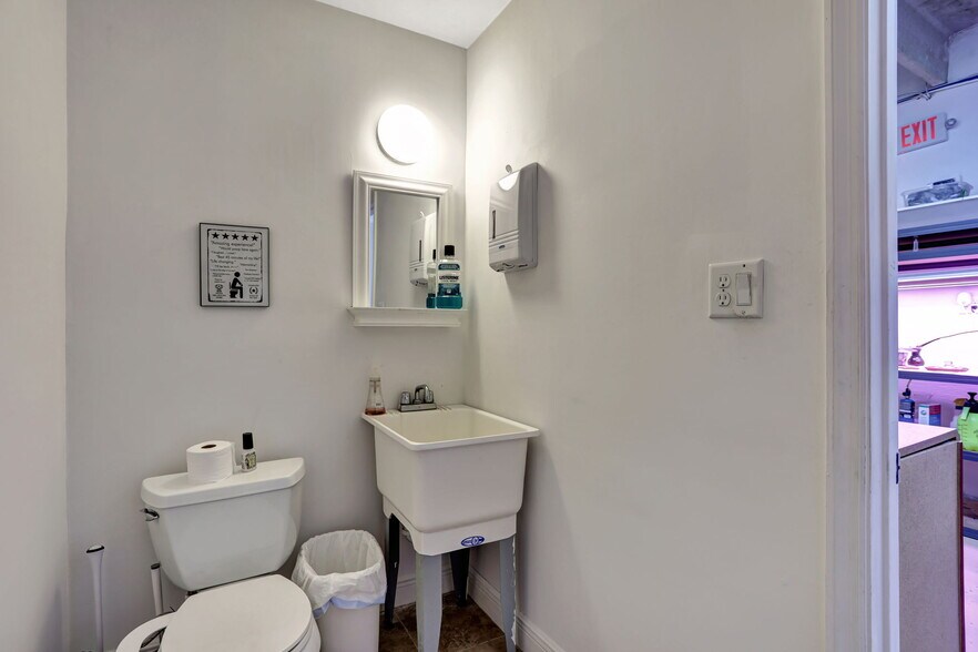 More Photos Of 3496 NE 12th Ter, Oakland Park Warehouse For Sale