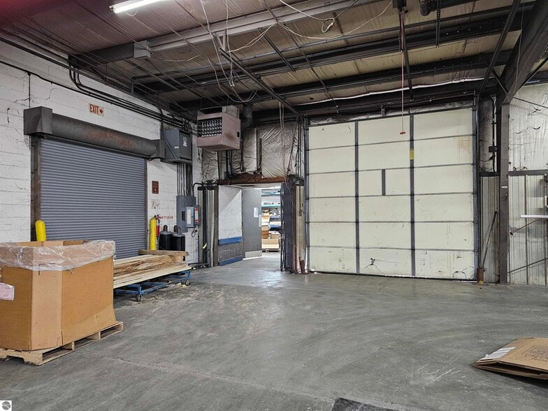 More Photos Of 800 Woodside Dr, Saint Louis Industrial For Sale