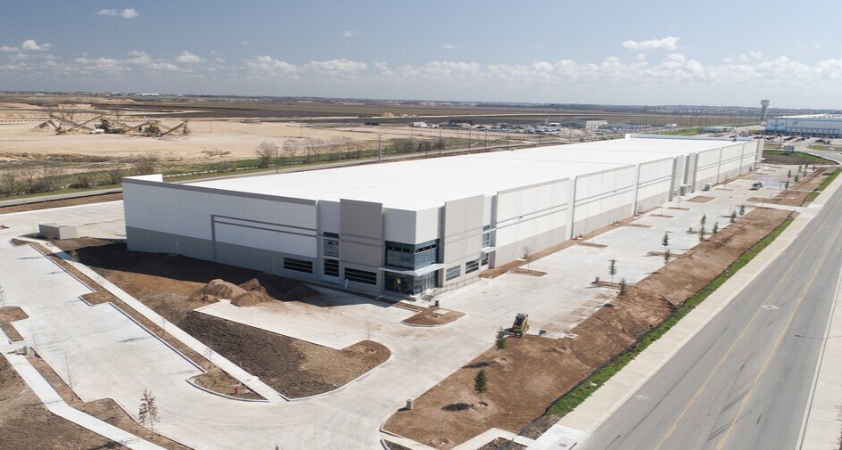 More Photos Of 1425 Susurro Pky, San Marcos Distribution For Lease