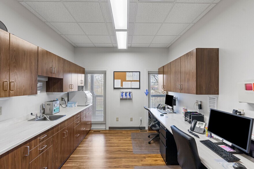 More Photos Of 304-306 Boston Sq, Georgetown Healthcare For Sale