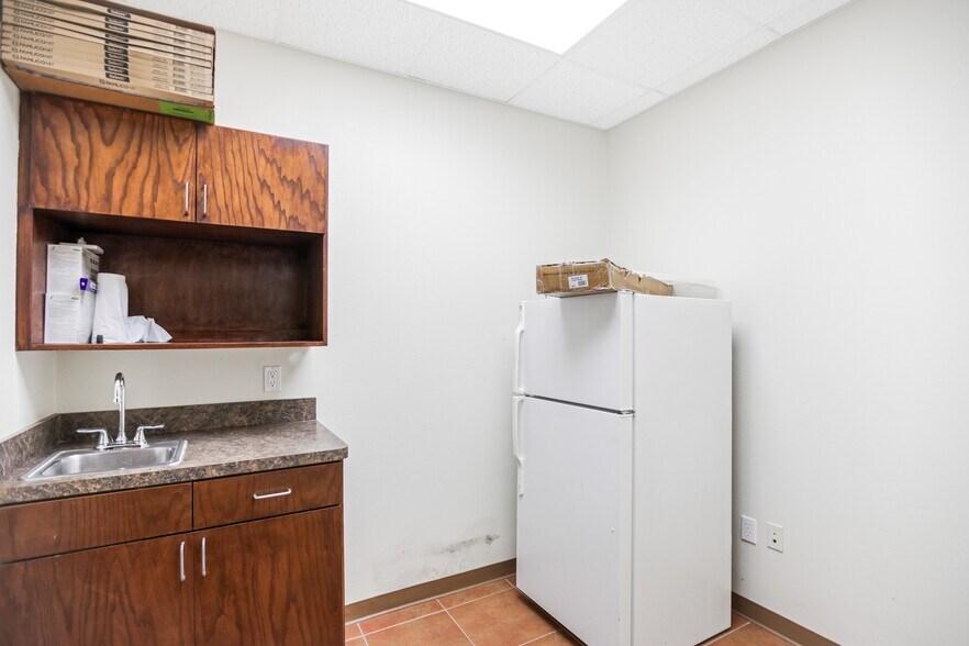 More Photos Of 802 E Expressway 83, La Joya General Retail For Sale