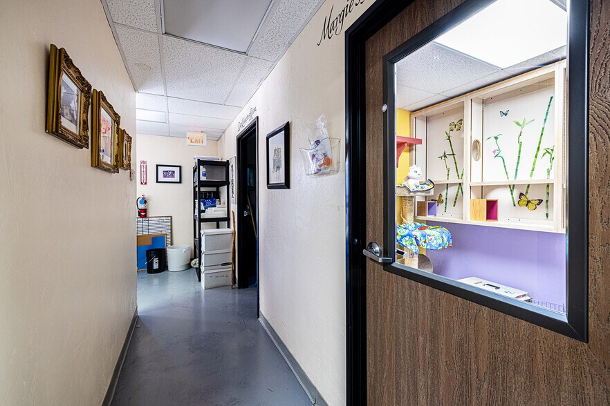 More Photos Of 26055 Bouquet Canyon Rd, Santa Clarita Veterinarian Kennel For Sale