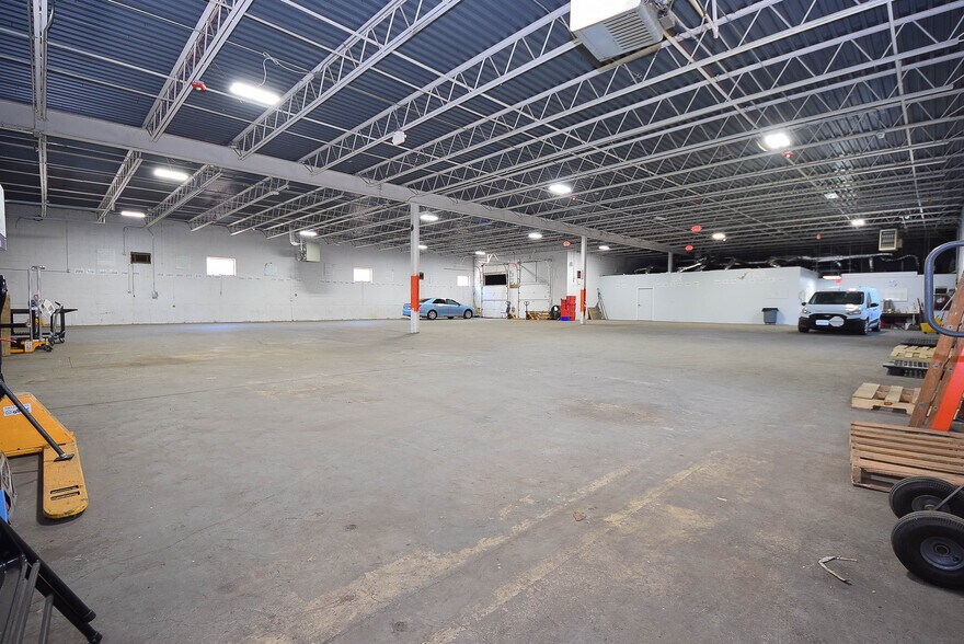 More Photos Of 1340 Louis Ave, Elk Grove Village Warehouse For Lease