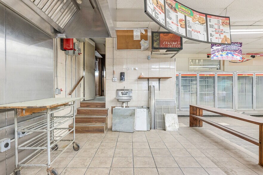 More Photos Of 7123 Lorain Ave, Cleveland Freestanding For Lease