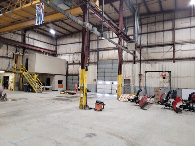 More Photos Of 19 Industrial Park Rd E, Oxford Manufacturing For Lease