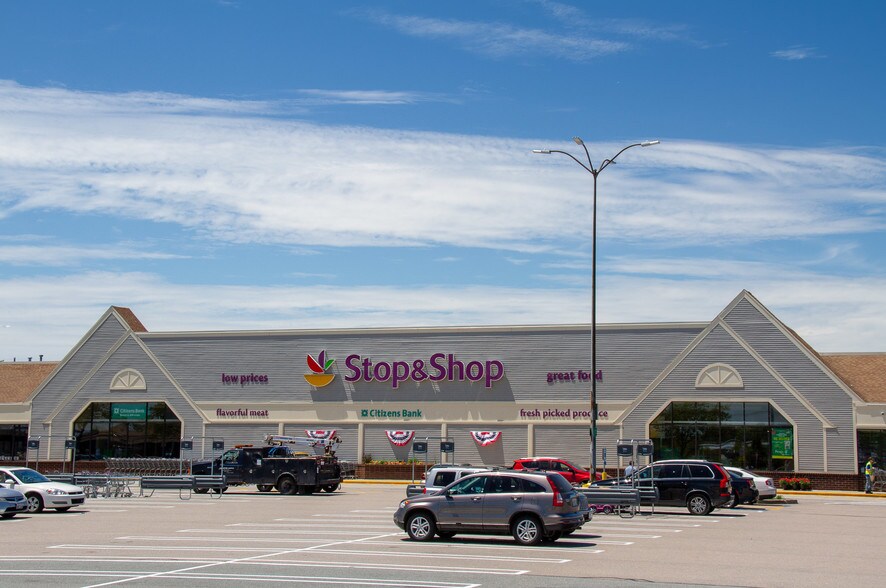 More Photos Of 1360 W Main Rd, Middletown Unknown For Lease