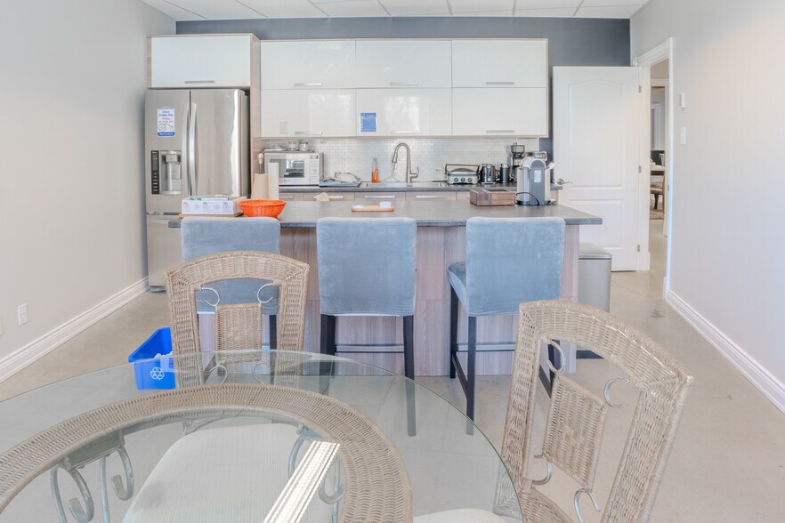 More Photos Of 2686 Ch de la Petite-Côte, Laval Light Distribution For Sale