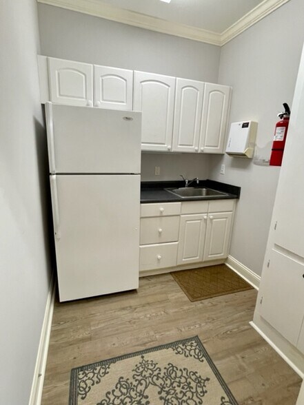 More Photos Of 200 Commercial Ct, Savannah Office For Lease